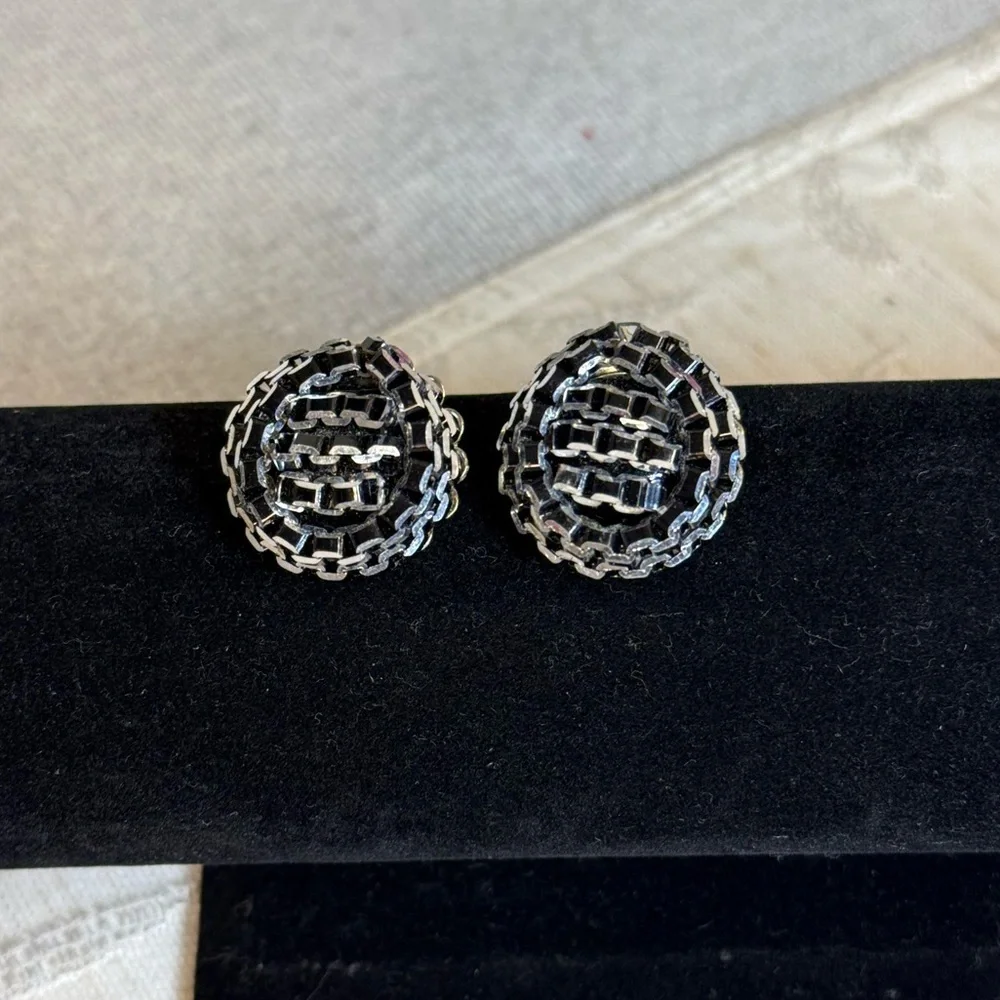 Vintage Marvella Round Silvertone Chain-link Textured Dome‎ Clip On Earrings 1
